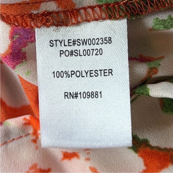 Like New Sunny Leigh Pleated Bell Sleeve Top Floral Size Large - Picture 7 of 9